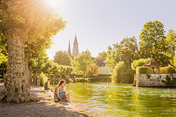 Park am Fluss in Konstanz. Foto: Marketing und Tourismus Konstanz GmbH/Dagmar Schwelle