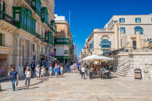 Von außen wehrhafte Festungsmauern, innen mediterraner Lebensstil: die Altstadt von Valletta.