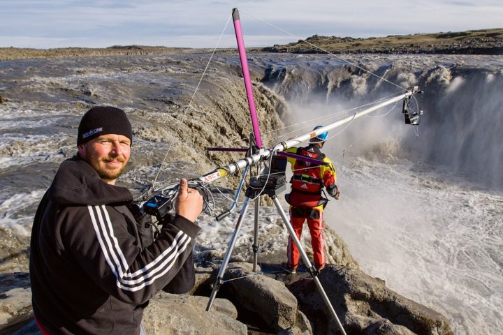 Großer Mann, großes Spielzeug: Für spektakuläre Aufnahmen wie hier am Selfoss brachte Big-O einen Kamerakran nach Island.