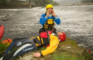 4. Kein Bewusstsein vorhanden: Um Hilfe rufen Bei mehreren Helfern sollte jemand die Leitung übernehmen. Entweder geschieht dies spontan oder nach Absprache. Kommen andere Paddler zu Hilfe, sollten sie sich der vorhandenen Hierarchie unterordnen, sonst ist das Chaos perfekt! Je nach Kompetenz und Absprache kann die Leitung natürlich im Laufe der Rettung wechseln, aber sie sollte klar sein und respektiert werden.