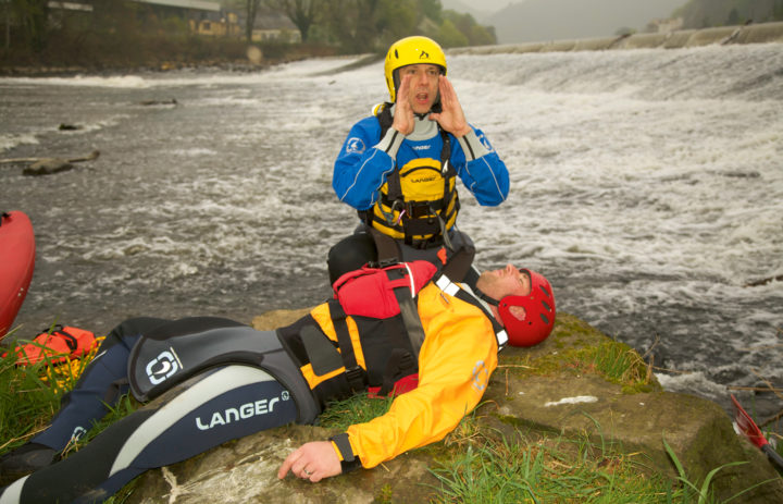 4. Kein Bewusstsein vorhanden: Um Hilfe rufen Bei mehreren Helfern sollte jemand die Leitung übernehmen. Entweder geschieht dies spontan oder nach Absprache. Kommen andere Paddler zu Hilfe, sollten sie sich der vorhandenen Hierarchie unterordnen, sonst ist das Chaos perfekt! Je nach Kompetenz und Absprache kann die Leitung natürlich im Laufe der Rettung wechseln, aber sie sollte klar sein und respektiert werden.
