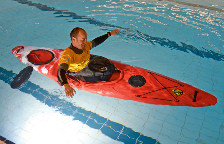Auch eine Form der Wassergewöhnung: Balanceübung im vollgelaufenen Boot.