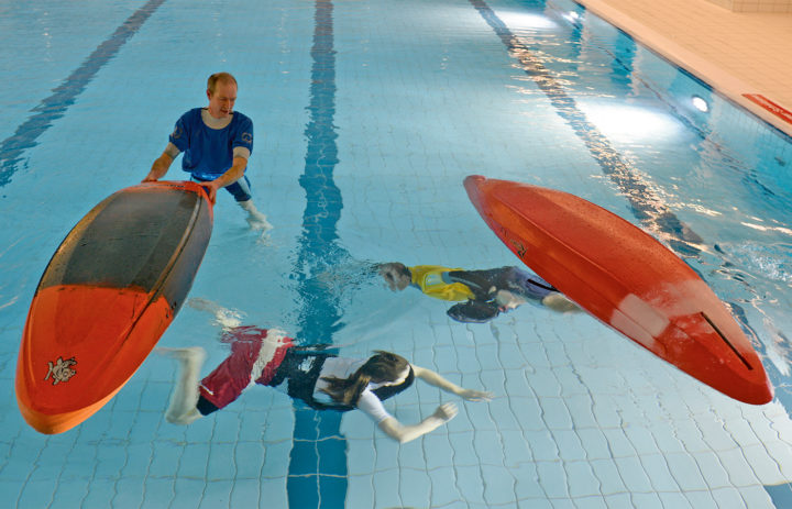 Tauchspiel: Auf Klopfzeichen wechseln die Paddler von einer Luftblase in der Bootsluke in die andere.