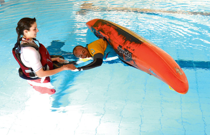 In der Praxis: Handreichung im Pool.