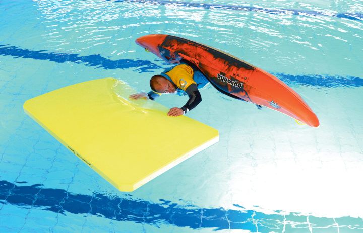 Next level: Solo-Hüftknicktraining mit dem XXL-Schwimmbrett.