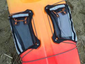 Die Decktaschen, vollständig montiert. Praktisch für Paddler, die ihre »Kleinigkeiten« gern griffbereit und aufgeräumt haben.