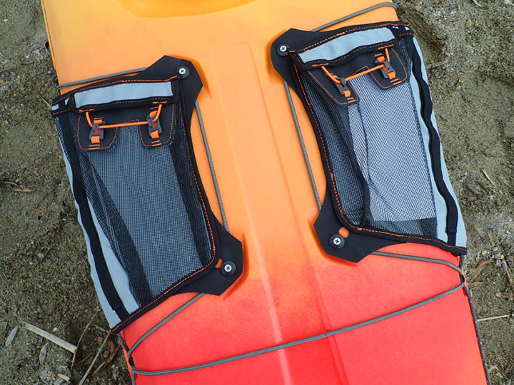 Die Decktaschen, vollständig montiert. Praktisch für Paddler, die ihre »Kleinigkeiten« gern griffbereit und aufgeräumt haben.