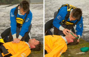 9. Keine normale Atmung vorhanden? >> Wiederbeleben Ist weder Bewusstsein noch Atmung vorhanden, ist die Schwimmweste (notfalls mit dem Messer) zu entfernen und mit der Herz-Lungen-Wiederbelebung zu beginnen! Laut Richtlinien beginnt die CPR mit der Herzdruckmassage (HDM). Aufgrund der oben genannten Atemwegsprobleme bei Etrinkungsunfällen kann jedoch auch mit der Atemspende begonnen werden. In jedem Fall ist der Rhythmus 30?:?2 – auf 30 HDM folgen zwei Atemspenden.