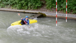 Die Blicksteuerung Während die Bootsspitze bei der Ausfahrt aus dem Kehrwasser noch quer zur Strömung steht, ist der Blick schon flussab gerichtet – Körper und Boot folgen fast automatisch.