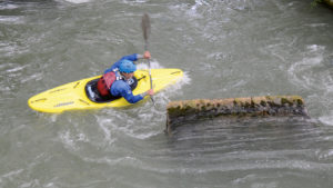 Fährt man mit Vorlage ins Kehrwasser, greift der Bug sehr schnell und die Strömung unterstützt die Drehung.