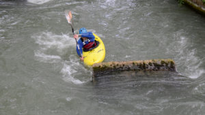 Philip kann mit einem Schlag knapp hinter dem Brett wieder aus dem Kehrwasser herausfahren.