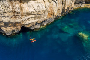 Malta: mit dem Kajak zwischen Klippen und klarem Wasser Zerbrochener Triumphbogen: über den Resten des »Azure Window«.