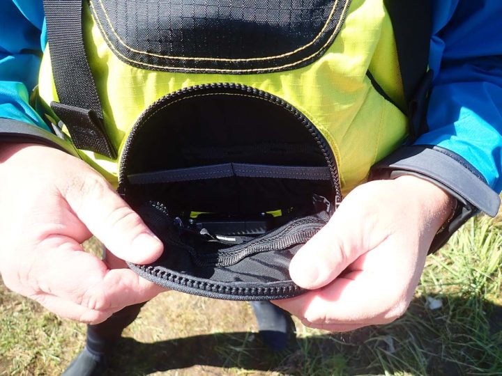 Tasche im Frontschaum – mit Unterteilungen.