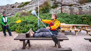 Anders als im Wildwasserboot wird im Seekajak aktiv mit den Beinen ausgestemmt.
