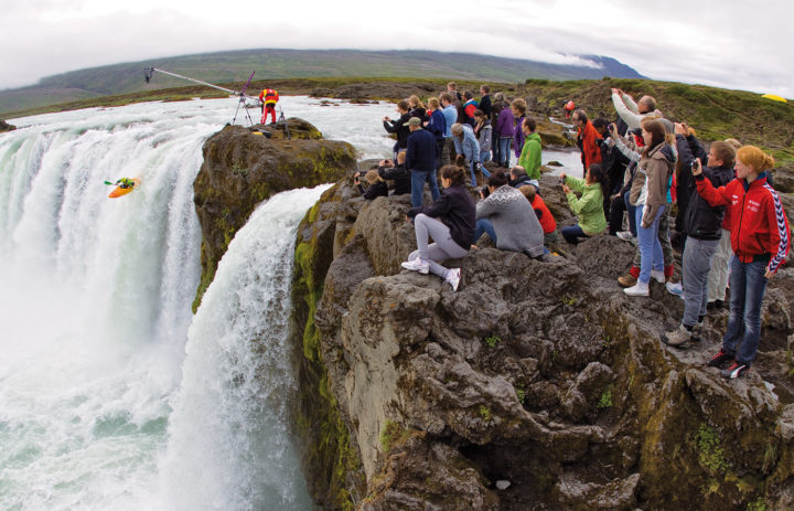 Am Godafoss hätten die Paddler ihre Reisekasse auch mit einem Hut aufbessern können.