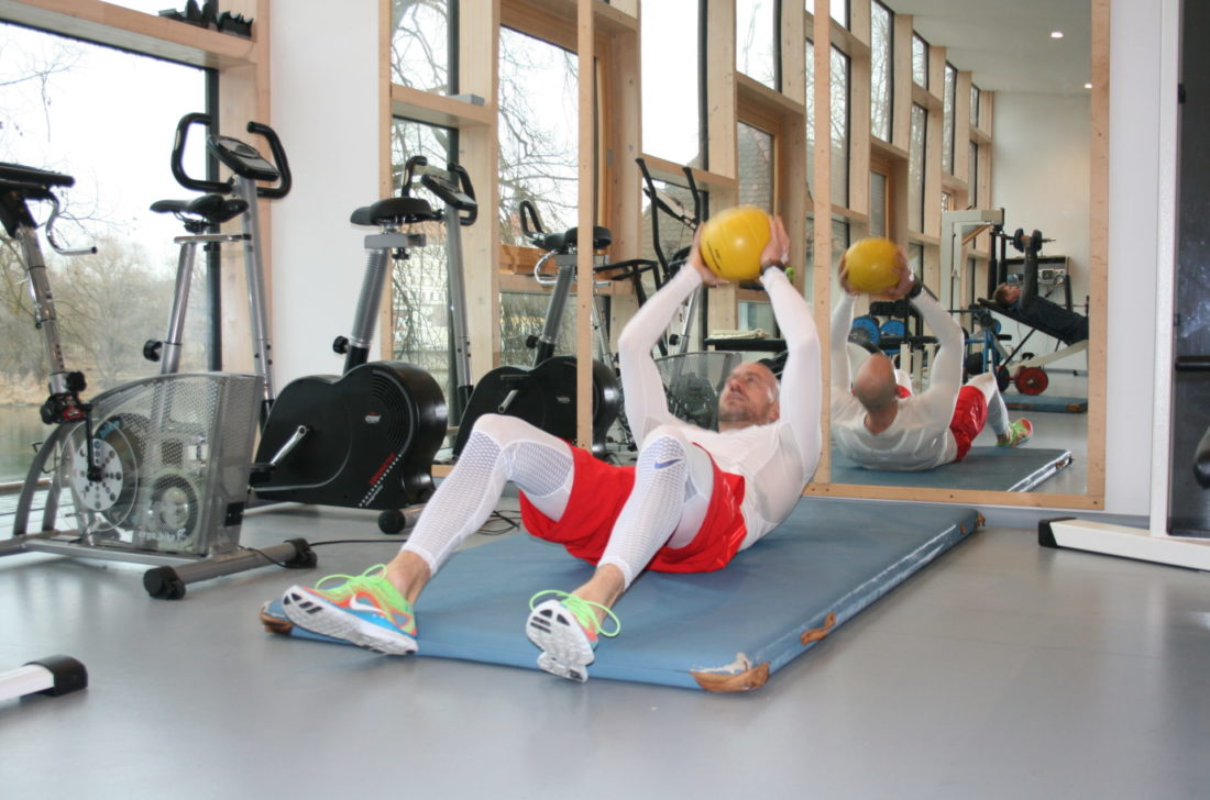 Situps mit Ball