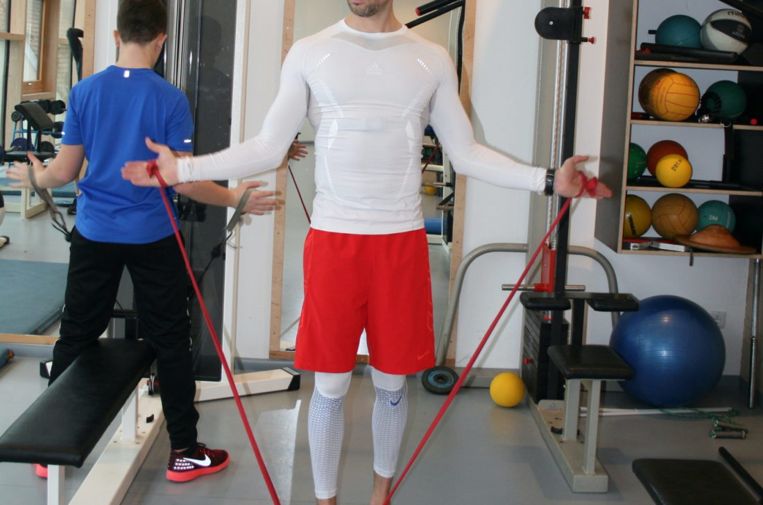 Theraband seitlich ziehen
