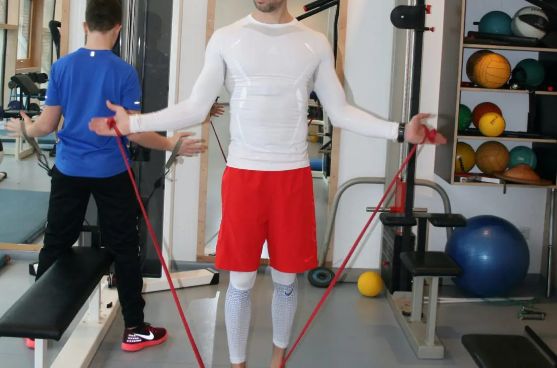 Theraband seitlich ziehen
